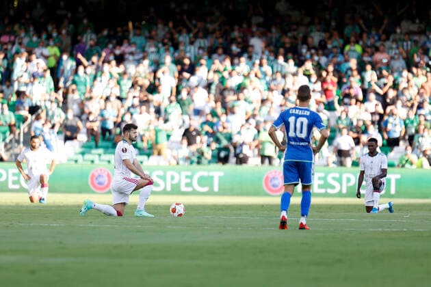 Fußball, EL, Real Betis Sevilla - Celtic Glasgow September 16, 2021, Seville, Spain: Players of Celtictake a knee before the Europa League Group G soccer match between Real Betis and Celtic FC at the Benito Villamarin Stadium Seville Spain - ZUMAa142 20210916_zap_a142_014 Copyright: xDanielxGonzalezxAcunax