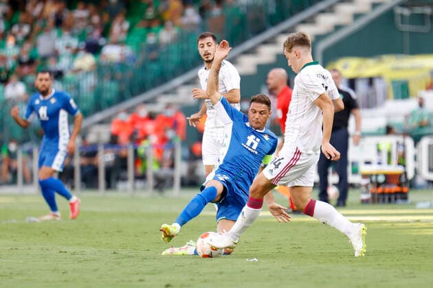 Fußball, EL, Real Betis Sevilla - Celtic Glasgow September 16, 2021, Seville, Spain: JOAQUIN SANCHEZ of Betis (L) vies for the ball with DAVID TURNBULL of Celtic (R) during the Europa League Group G soccer match between Real Betis and Celtic FC at the Benito Villamarin Stadium Seville Spain - ZUMAa142 20210916_zap_a142_015 Copyright: xDanielxGonzalezxAcunax