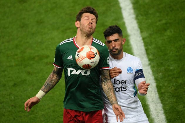 6652365 16.09.2021 Marseille s Alvaro Gonzalez and Lokomotiv s Fyodor Smolov struggle for a ball during the Europa League soccer match between Lokomotiv Moscow and Olympique de Marseille, in Moscow, Russia. Ramil Sitdikov Sputnik Russia Soccer Europa League Lokomotiv - Marseille  3121e4e382e0e451