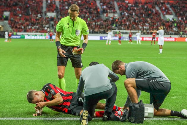 Florian Richard Wirtz Bayer 04 Leverkusen, 27 lies on the ground contorted in pain, Andris Treimanis LVA referee , GER, Bayer 04 Leverkusen vs Ferencvaros Budapest Ferencvarosi Torna Club, UEFA Europa League Group G, Group Stage, Season 2021 2022, 16 09 2021, , DFB DFL regulations prohibit any use of photographs as image sequences and or quasi video , GER, Bayer 04 Leverkusen vs Ferencvaros Budapest Ferencvarosi Torna Club, UEFA Europa League Group G, Group stage, Match time 2021 2022, 16 09 2021 Leverkusen Copyright: xEibner-Pressefoto GabrielxBoiax EP_GBA