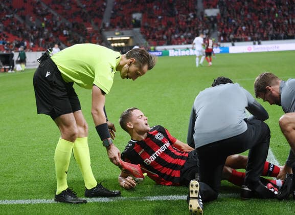 Referee Andris Treimanis brings the lost football boot to Florian Wirtz Bayer 04 Leverkusen 16 09 2021, Football GER, UEFA Europa League 2021 22, Group stage, Matchday 1, Bayer 04 Leverkusen Ferencvaros Budapest, Photo by Maik Hölter TEAM2sportphoto Leverkusen North Rhine Westphalia Germany. Team2
