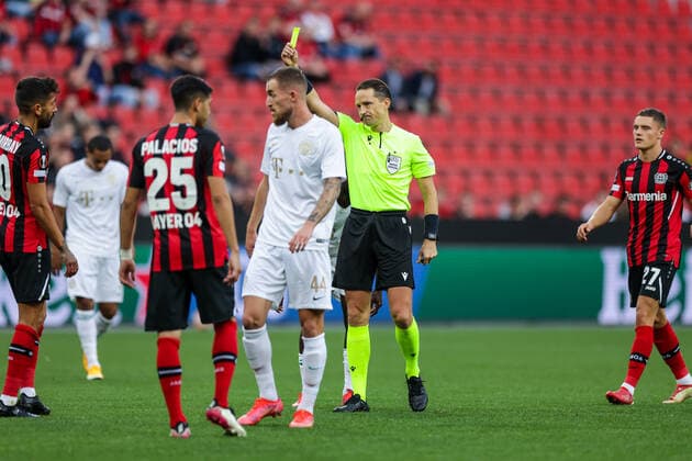 16 09 2021, Football, 2021 2022 season, UEFA Europa League, Group stage, Matchday 1, Bayer 04 Leverkusen Ferencvaros Budapest Referee Andris Treimanis shows Kerem Demirbay Bayer 04 Leverkusen yellow card Photo RHR Photo Dennis Ewert Leverkusen BayArena NRW Germany xRHR PHOTO DEx