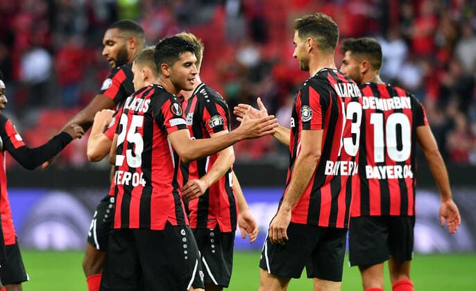 Football, UEFA Europa League, Men, 2020 2021 season, Group G, Matchday 1, BayArena Leverkusen, Bayer Leverkusen red Ferencvaros Budapest white cheering Exequiel Palacios LEV after his goal to make it 1 1, together with Lucas Alario LEV cheering, joy, action UEFA REGULATIONS PROHIBIT ANY USE OF PHOTOGRAPHS AS IMAGE SEQUENCES AND OR QUASI VIDEO