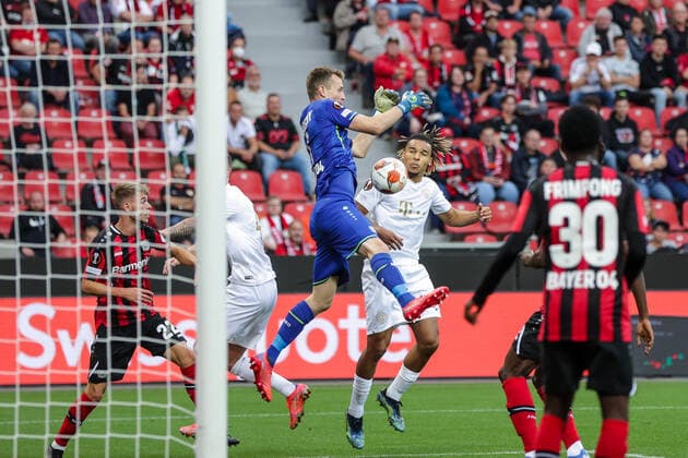 16 09 2021, Football, 2021 2022 season, UEFA Europa League, Group stage, Matchday 1, Bayer 04 Leverkusen Ferencvaros Budapest v l Lukas Hradecky Bayer 04 Leverkusen , Samy Mmaee Ferencvaros Budapest photo RHR photo Dennis Ewert Leverkusen BayArena NRW Germany xRHR PHOTO DEx