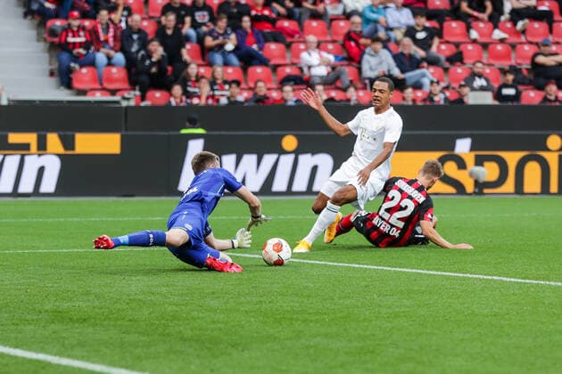 16 09 2021, Football, 2021 2022 season, UEFA Europa League, Group stage, Matchday 1, Bayer 04 Leverkusen Ferencvaros Budapest v l Lukas Hradecky Bayer 04 Leverkusen , Henry Wingo Ferencvarosi TC , Daley Sinkgraven Bayer 04 Leverkusen Foto RHR Foto Dennis Ewert Leverkusen BayArena NRW Germany xRHR FOTO DEx