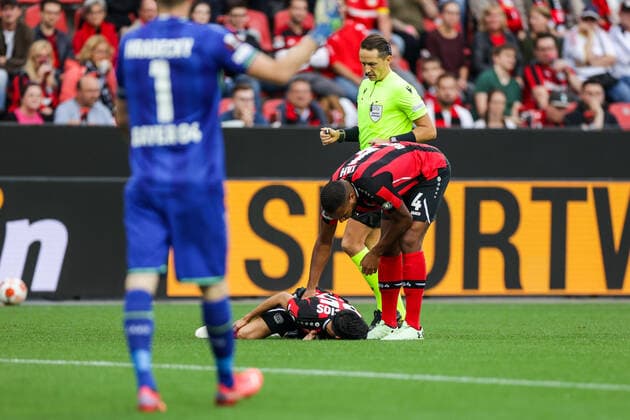 16 09 2021, football, 2021 2022 season, UEFA Europa League, group stage, matchday 1, Bayer 04 Leverkusen Ferencvaros Budapest Jonathan Tah Bayer 04 Leverkusen tends to the injured Exequiel Palacios Bayer 04 Leverkusen photo RHR photo Dennis Ewert Leverkusen BayArena NRW Germany xRHR PHOTO DEx