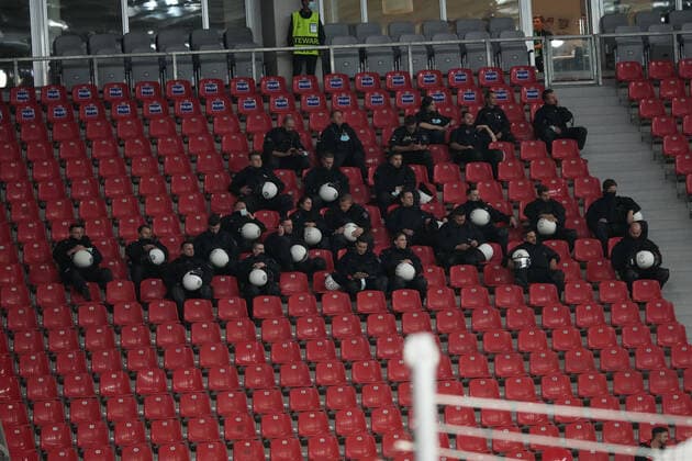 GER, UEFA EL Bayer 04 Leverkusen GER vs Ferencevaros Budapest HUN 16 09 2021, BayArena, Leverkusen, Europalegue, Grouphase, 1 Matchday, GER, UEFA EL Bayer 04 Leverkusen GER vs Ferencevaros Budapest HUN , in picture Hungarian fans guarded by police nordphotoxGmBHx xMeuter nph00351