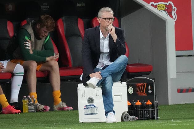GER, UEFA EL Bayer 04 Leverkusen GER vs Ferencevaros Budapest HUN 16 09 2021, BayArena, Leverkusen, Europalegue, Grouphase, 1 Matchday, GER, UEFA EL Bayer 04 Leverkusen GER vs Ferencevaros Budapest HUN , in picture Peter Stoeger coach headcoach Budapest sits pensive on a suitcase nordphotoxGmBHx xMeuter nph00351