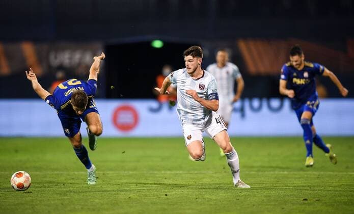 Fußball, EL, Dinamo Zagreb - West Ham United Mandatory Credit: Photo by Simon Dael Shutterstock (12446971dk) Declan Rice of West Ham United passes Dejan Petrovic Dinamo Zagreb on his way to scoring Dinamo Zagreb v West Ham United, UEFA Europa League, Group H, Football, Stadion Maksimir, Zagreb, Croatia - 16 Sep 2021 EDITORIAL USE ONLY No use with unauthorised audio, video, data, fixture lists, club league logos or live services. Online in-match use limited to 120 images, no video emulation. No use in betting, games or single club league player publications. Dinamo Zagreb v West Ham United, UEFA Europa League, Group H, Football, Stadion Maksimir, Zagreb, Croatia - 16 Sep 2021 EDITORIAL USE ONLY No use with unauthorised audio, video, data, fixture lists, club league logos or live services. Online in-match use limited to 120 images, no video emulation. No use in betting, games or single club league player publications. Copyright: xSimonxDael Shutterstockx 12446971dk