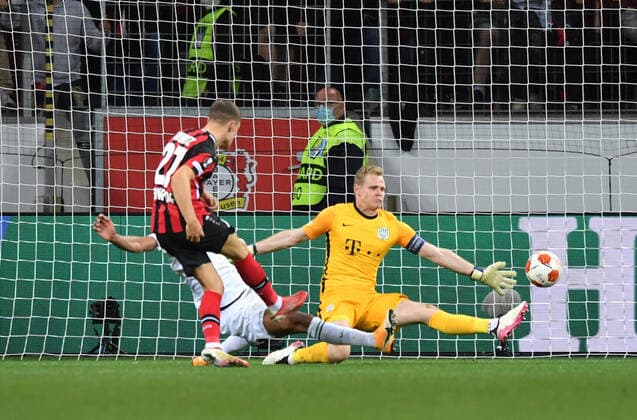 Florian Wirtz Bayer 04 Leverkusen , left , scores the goal to 2 1 16 09 2021, Football GER, UEFA Europa League 2021 22, Group Stage, Matchday 1, Bayer 04 Leverkusen Ferencvaros Budapest, Photo by Maik Hölter TEAM2sportphoto Leverkusen North Rhine Westphalia Germany. Team2