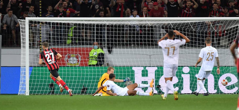 Florian Wirtz Bayer 04 Leverkusen , left , scores the goal to 2 1 16 09 2021, Football GER, UEFA Europa League 2021 22, Group Stage, Matchday 1, Bayer 04 Leverkusen Ferencvaros Budapest, Photo by Maik Hölter TEAM2sportphoto Leverkusen North Rhine Westphalia Germany. Team2