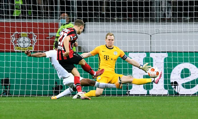 Football, UEFA Europa League, Men, 2020 2021 season, Group G, Matchday 1, BayArena Leverkusen, Bayer Leverkusen red Ferencvaros Budapest white Florian Wirtz LEV scores the goal to make it 2 1 against Denes Dibusz BUD Action UEFA REGULATES PROHIBIT ANY USE OF PHOTOGRAPHS AS IMAGE SEQUENCES AND OR QUASI VIDEO