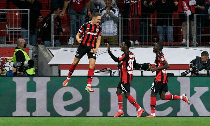 Football, UEFA Europa League, Men, 2020 2021 season, Group G, Matchday 1, BayArena Leverkusen, Bayer Leverkusen red Ferencvaros Budapest white cheering Florian Wirtz LEV after his goal to make it 2 1 cheering, joy, action UEFA REGULATES PROHIBIT ANY USE OF PHOTOGRAPHS AS IMAGE SEQUENCES AND OR QUASI VIDEO