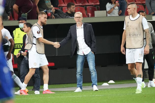 GER, UEFA EL Bayer 04 Leverkusen GER vs Ferencevaros Budapest HUN 16 09 2021, BayArena, Leverkusen, Europalegue, Grouphase, 1 Matchday, GER, UEFA EL Bayer 04 Leverkusen GER vs Ferencevaros Budapest HUN , in picture Peter Stoeger coach headcoach Budapest says goodbye nordphotoxGmBHx xMeuter nph00351