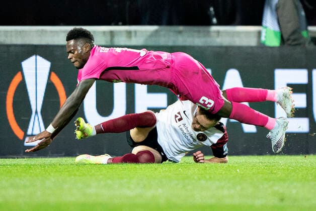 Ludogorets Mavis Tchibota on his way over FC Midtjyllands Joel Andersson in the Europa League group F match between FC Midtjylland and PFC Ludogorets at Mch Arena in Herning, Thursday 16 September 2021, Herning Jylland Denmark  Copyright: HenningxBagger HenningxBaggerx COP102 spdk20210916-204915-L
