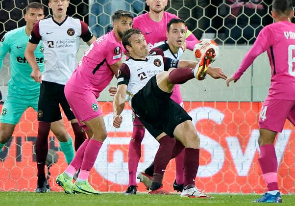 FC Midtjyllands Erik Sviatchenko C in a scissor kick in the Europa League group F match between FC Midtjylland and PFC Ludogorets at Mch Arena in Herning, Thursday 16 September 2021, Herning Jylland Denmark  Copyright: HenningxBagger HenningxBaggerx COP102 spdk20210916-205411-L