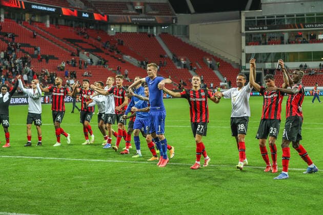 Bayer 04 Leverkuse team celebrates with fans, GER, Bayer 04 Leverkusen vs Ferencvaros Budapest Ferencvarosi Torna Club, UEFA Europa League Group G, Group Stage, Season 2021 2022, 16 09 2021, , DFB DFL regulations prohibit any use of photographs as image sequences and or quasi video , GER, Bayer 04 Leverkusen vs Ferencvaros Budapest Ferencvarosi Torna Club, UEFA Europa League Group G, Group Stage, Season 2021 2022, 16 09 2021 Leverkusen Copyright: xEibner-Pressefoto GabrielxBoiax EP_GBA
