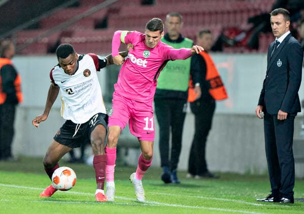FC Midtjyllands Raphael Nwadike and Ludogorets Kiril Despodov, th Ludogorets coach Valdas Dambrausk in Europa League group F match between FC Midtjylland and PFC Ludogorets at Mch Arena in Herning, Thursday 16 September 2021, Herning Jylland Denmark  Copyright: HenningxBagger HenningxBaggerx COP102 spdk20210916-210248-L
