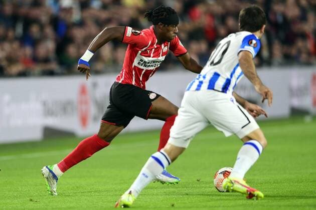 EINDHOVEN lr Noni Madueke of PSV Eindhoven, Mikel Oyarzabal of Real Sociedad during the UEFA Europa League match between PSV Eindhoven and Real Sociedad at Phillips Stadium on September 16, 2021 in Eindhoven, Netherlands ANP OLAF KRAAK UEFA Europa League 2021 2022 xVIxANPxSportx xxANPxIVx 437643274