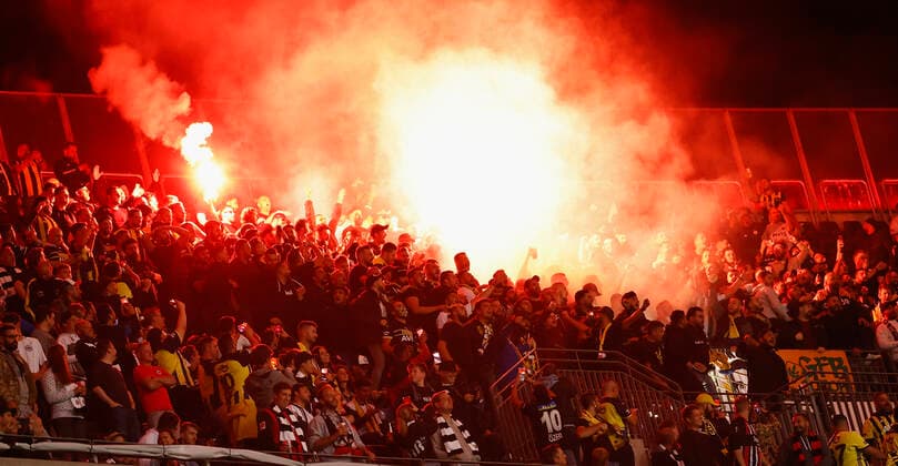 16 09 2021, football, Europa League, 2021 2022, Eintracht Frankfurt Fenerbahce Istanbul, GER, Frankfurt, Frankfurt stadion picture v li pyro, pyrotechnics, smoke pots, bengalos, in Istanbul block Copyright: HMBxMedia xHeikoxBecker