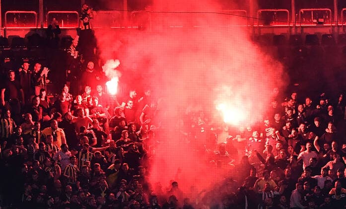 16 09 2021, xjhx, football UEFA Europa League, Eintracht Frankfurt Fenerbahce SK Istanbul emspor, v l fans spectators of Fenerbahce Istanbul send pyrotechnics, Bengalos, Boeller DFL DFB REGULATES PROHIBIT ANY USE OF PHOTOGRAPHS as IMAGE SEQUENCES and or QUASI VIDEO Frankfurt am Main