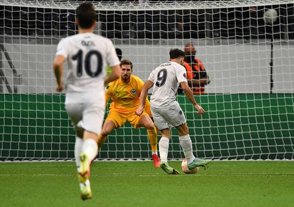 16 09 2021, xjhx, football UEFA Europa League, Eintracht Frankfurt Fenerbahce SK Istanbul emspor, v l Kevin Trapp Eintracht Frankfurt Diego Rossi Fenerbahce Istanbul DFL DFB REGULATIONS PROHIBIT ANY USE OF PHOTOGRAPHS as IMAGE SEQUENCES and or QUASI VIDEO Frankfurt am Main