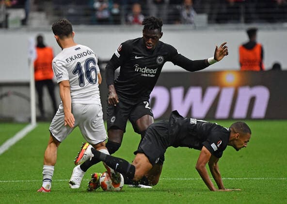 16 09 2021, xjhx, Football UEFA Europa League, Eintracht Frankfurt Fenerbahce SK Istanbul emspor, v l Ferdi Kadioglu Fenerbahce Istanbul Evan Ndicka N Dicka N Dicka Eintracht Frankfurt Djibril Sow Eintracht Frankfurt Zweikampf, Aktion, action, battle for the ball DFL DFB REGULATIONS PROHIBIT ANY USE OF PHOTOGRAPHS as IMAGE SEQUENCES and or QUASI VIDEO Frankfurt am Main