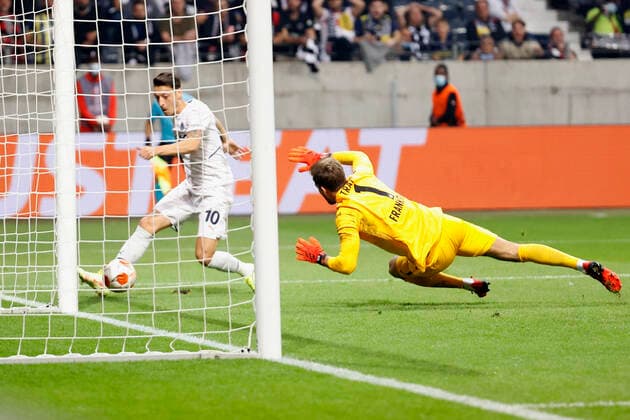 16 09 2021, football, Europa League, 2021 2022, Eintracht Frankfurt Fenerbahce Istanbul, GER, Frankfurt, Frankfurt stadion Bild v li Mesut Oezil Fenerbahce Istanbul Goal scored, scores the goal to 1 0, celebrate the goal, goalkeeper Kevin Trapp Eintracht Frankfurt Copyright: HMBxMedia xHeikoxBecker