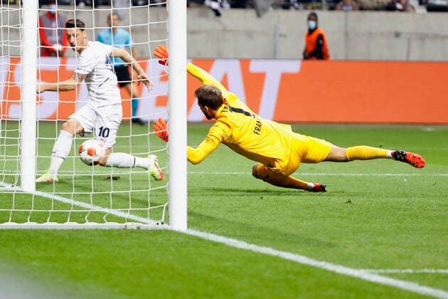 16 09 2021, football, Europa League, 2021 2022, Eintracht Frankfurt Fenerbahce Istanbul, GER, Frankfurt, Frankfurt stadion Bild v li Mesut Oezil Fenerbahce Istanbul Goal scored, scores the goal to 1 0, celebrate the goal, goalkeeper Kevin Trapp Eintracht Frankfurt Copyright: HMBxMedia xHeikoxBecker