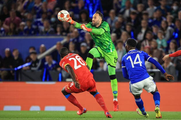 UEFA Europa League Leicester City v Napoli David Ospina 25 of Napoli punches clear Leicester King Power Stadium Leicestershire United Kingdom Copyright: xMarkxCosgrove NewsxImagesx