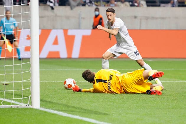 16 09 2021, football, Europa League, 2021 2022, Eintracht Frankfurt Fenerbahce Istanbul, GER, Frankfurt, Frankfurt stadion Bild v li Mesut Oezil Fenerbahce Istanbul Goal scored, scores the goal to 1 0, celebrate the goal, goalkeeper Kevin Trapp Eintracht Frankfurt Copyright: HMBxMedia xHeikoxBecker