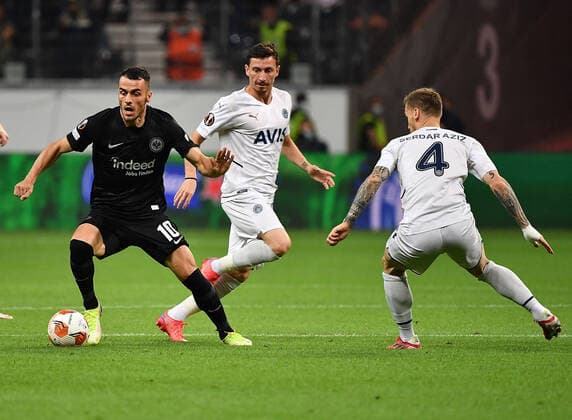 16 09 2021, xjhx, football UEFA Europa League, Eintracht Frankfurt Fenerbahce SK Istanbul emspor, v l Filip Kostic Eintracht Frankfurt Mert Hakan Yandas Fenerbahce Istanbul Serdar Aziz Fenerbahce Istanbul Zweikampf, Aktion, action, battle for the ball DFL DFB REGULATIONS PROHIBIT ANY USE OF PHOTOGRAPHS as IMAGE SEQUENCES and or QUASI VIDEO Frankfurt am Main