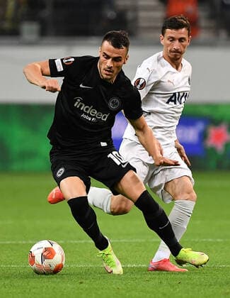 16 09 2021, xjhx, football UEFA Europa League, Eintracht Frankfurt Fenerbahce SK Istanbul emspor, v l Filip Kostic Eintracht Frankfurt Mert Hakan Yandas Fenerbahce Istanbul Zweikampf, action, battle for the ball DFL DFB REGULATIONS PROHIBIT ANY USE OF PHOTOGRAPHS as IMAGE SEQUENCES and or QUASI VIDEO Frankfurt am Main
