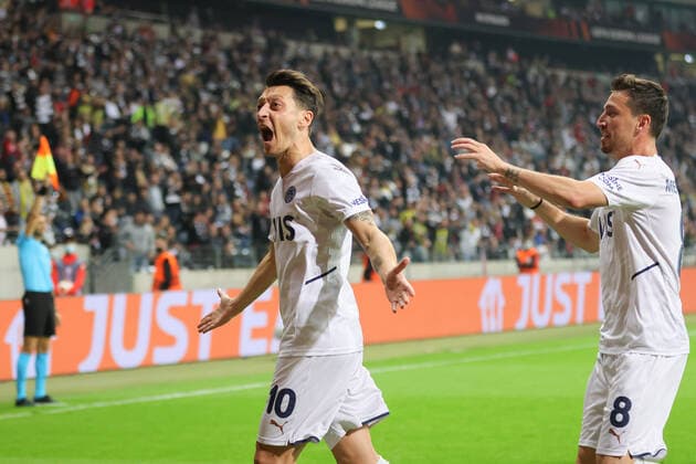 Eintracht Frankfurt Fenerbahce SK, UEFA Europa League Mesut Özil Fenerbahce SK, 10 cheers after scoring 0 1 Behind him Mert Hakan Yandas Fenerbahce SK, 8 UEFA Europa League match between Eintracht Frankfurt and Fenerbahce SK on 16 September 2021 at Deutsche Bank Park in Frankfurt am Main , Frankfurt am Main Hesse Germany Deutsche Bank Park