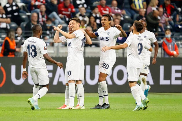 16 09 2021, football, Europa League, 2021 2022, Eintracht Frankfurt Fenerbahce Istanbul, GER, Frankfurt, Frankfurt stadion picture v li cheering after goal to 1 0, cheering, cheering, cheering, emotions around goal scorer Mesut Oezil Fenerbahce Istanbul m Copyright: HMBxMedia xHeikoxBecker