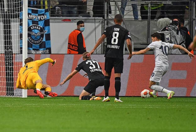 16 09 2021, xjhx, football UEFA Europa League, Eintracht Frankfurt Fenerbahce SK Istanbul emspor, v l Mesut Oezil Fenerbahce Istanbul scores the Goal 0 1 with Kevin Trapp Eintracht Frankfurt Erik Durm Eintracht Frankfurt Djibril Sow Eintracht Frankfurt DFL DFB REGULATIONS PROHIBIT ANY USE OF PHOTOGRAPHS as IMAGE SEQUENCES and or QUASI VIDEO Frankfurt am Main