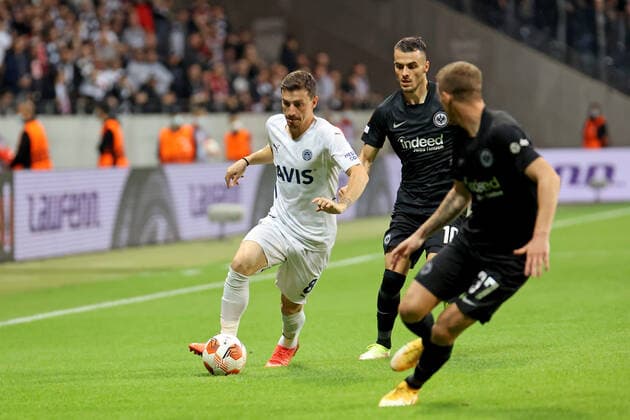 Frankfurt, Germany 16 September 2021 Europa League 2021 2022 Eintracht Frankfurt vs Fenerbahce SK v li in duel Mert Hakan Yandas Fenerbahce vs Filip Kostic Frankfurt Deutsche Bank Park Hessen Copyright: xFotostandx xRacochax