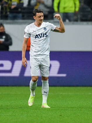 16 09 2021, xpsx, football UEFA Europa League, Eintracht Frankfurt Fenerbahce SK Istanbul v l celebrate the goal, goal celebration to 0 1 for Istanbul goal scorer Mesut Oezil Fenerbahce Istanbul DFL DFB REGULATIONS PROHIBIT ANY USE OF PHOTOGRAPHS as IMAGE SEQUENCES and or QUASI VIDEO emspor Frankfurt