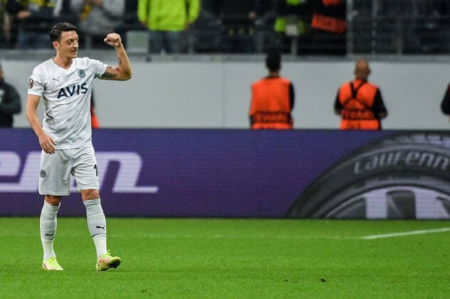 16 09 2021, xpsx, football UEFA Europa League, Eintracht Frankfurt Fenerbahce SK Istanbul v l celebrate the goal, goal celebration to 0 1 for Istanbul goal scorer Mesut Oezil Fenerbahce Istanbul DFL DFB REGULATIONS PROHIBIT ANY USE OF PHOTOGRAPHS as IMAGE SEQUENCES and or QUASI VIDEO emspor Frankfurt
