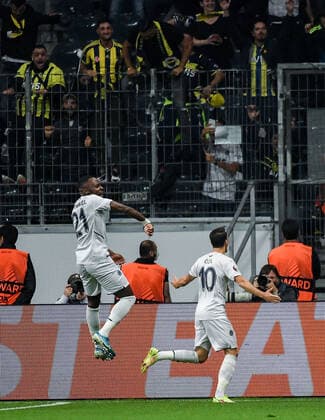 16 09 2021, xpsx, football UEFA Europa League, Eintracht Frankfurt Fenerbahce SK Istanbul v l celebrate the goal, goal celebration to 0 1 for Istanbul goal scorer Mesut Oezil Fenerbahce Istanbul DFL DFB REGULATIONS PROHIBIT ANY USE OF PHOTOGRAPHS as IMAGE SEQUENCES and or QUASI VIDEO emspor Frankfurt