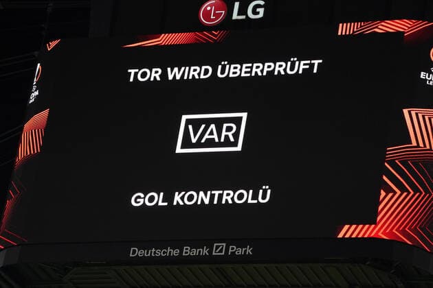 Video referee decides Frankfurt 16 09 2021 Eintracht Frankfurt vs Fenerbahce Istanbul, Deutsche Bank Park, Matchday 1 UEFA Europa League