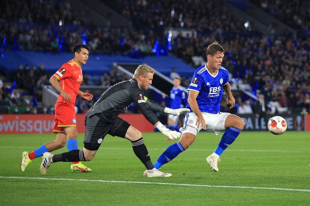 Fußball UEFA Europa League Gruppe C Leicester City v SSC Napoli 16. September 2021 UEFA Europa League Gruppe C Leicester City v SSC Napoli Jannik Vestergaard von Leicester City klärt den Ball, bevor Torwart Kasper Schmeichel retten kann Foto Simon Stacpoole Abseits Leicester UK  Copyright: xSimonxStacpoolexOffside