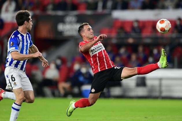 EINDHOVEN lr Aritz Elustondo of Real Sociedad, Mario Gotze of PSV Eindhoven during the UEFA Europa League match between PSV Eindhoven and Real Sociedad at Phillips Stadium on September 16, 2021 in Eindhoven, Netherlands ANP OLAF KRAAK UEFA Europa League 2021 2022 xVIxANPxSportx xxANPxIVx 437644307
