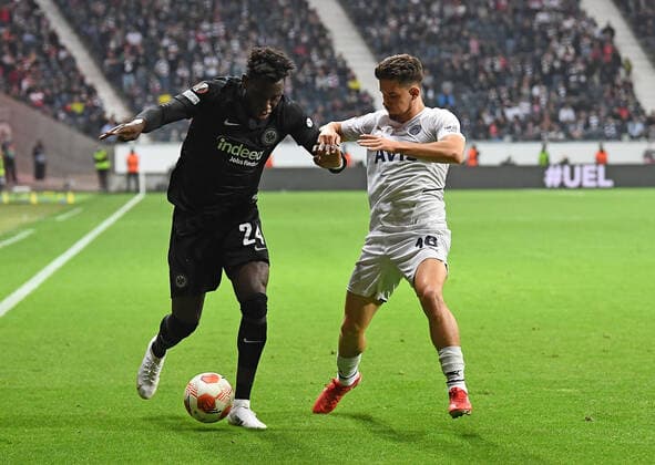 16 09 2021, xjhx, football UEFA Europa League, Eintracht Frankfurt Fenerbahce SK Istanbul emspor, v l Danny da Costa Eintracht Frankfurt Ferdi Kadioglu Fenerbahce Istanbul Zweikampf, action, action, battle for the ball DFL DFB REGULATIONS PROHIBIT ANY USE OF PHOTOGRAPHS as IMAGE SEQUENCES and or QUASI VIDEO Frankfurt am Main