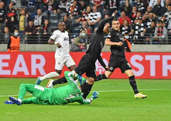 16 09 2021, xjhx, football UEFA Europa League, Eintracht Frankfurt Fenerbahce SK Istanbul emspor, v l Daichi Kamada Eintracht Frankfurt Altay Bayindir Fenerbahce Istanbul DFL DFB REGULATIONS PROHIBIT ANY USE OF PHOTOGRAPHS as IMAGE SEQUENCES and or QUASI VIDEO Frankfurt am Main