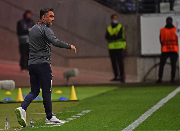 16 09 2021, xjhx, football UEFA Europa League, Eintracht Frankfurt Fenerbahce SK Istanbul emspor, v l Trainr Vitor Pereira Fenerbahce Istanbul gesticulate giving instructions DFL DFB REGULATIONS PROHIBIT ANY USE OF PHOTOGRAPHS as IMAGE SEQUENCES and or QUASI VIDEO Frankfurt am Main
