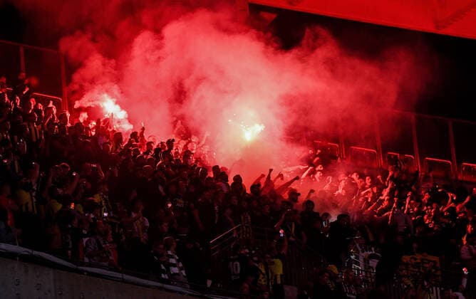 16 09 2021, xpsx, football UEFA Europa League, Eintracht Frankfurt Fenerbahce SK Istanbul v l Istanbul fans spectators pyro DFL DFB REGULATIONS PROHIBIT ANY USE OF PHOTOGRAPHS as IMAGE SEQUENCES and or QUASI VIDEO emspor Frankfurt