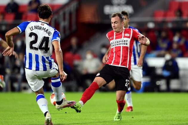 EINDHOVEN lr Robin Le Normand of Real Sociedad, Mario Gotze of PSV Eindhoven during the UEFA Europa League match between PSV Eindhoven and Real Sociedad at Phillips Stadium on September 16, 2021 in Eindhoven, Netherlands ANP OLAF KRAAK UEFA Europa League 2021 2022 xVIxANPxSportx xxANPxIVx 437644593