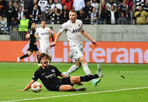 16 09 2021, xjhx, football UEFA Europa League, Eintracht Frankfurt Fenerbahce SK Istanbul emspor, v l Sam Lammers Eintracht Frankfurt Attila Szalai Fenerbahce Istanbul Zweikampf, action, action, battle for the ball DFL DFB REGULATIONS PROHIBIT ANY USE OF PHOTOGRAPHS as IMAGE SEQUENCES and or QUASI VIDEO Frankfurt am Main