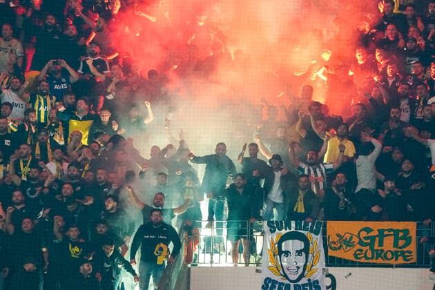 Turkish fans burn Bengalos Frankfurt 16 09 2021 Eintracht Frankfurt vs Fenerbahce Istanbul, Deutsche Bank Park, Matchday 1 UEFA Europa League.